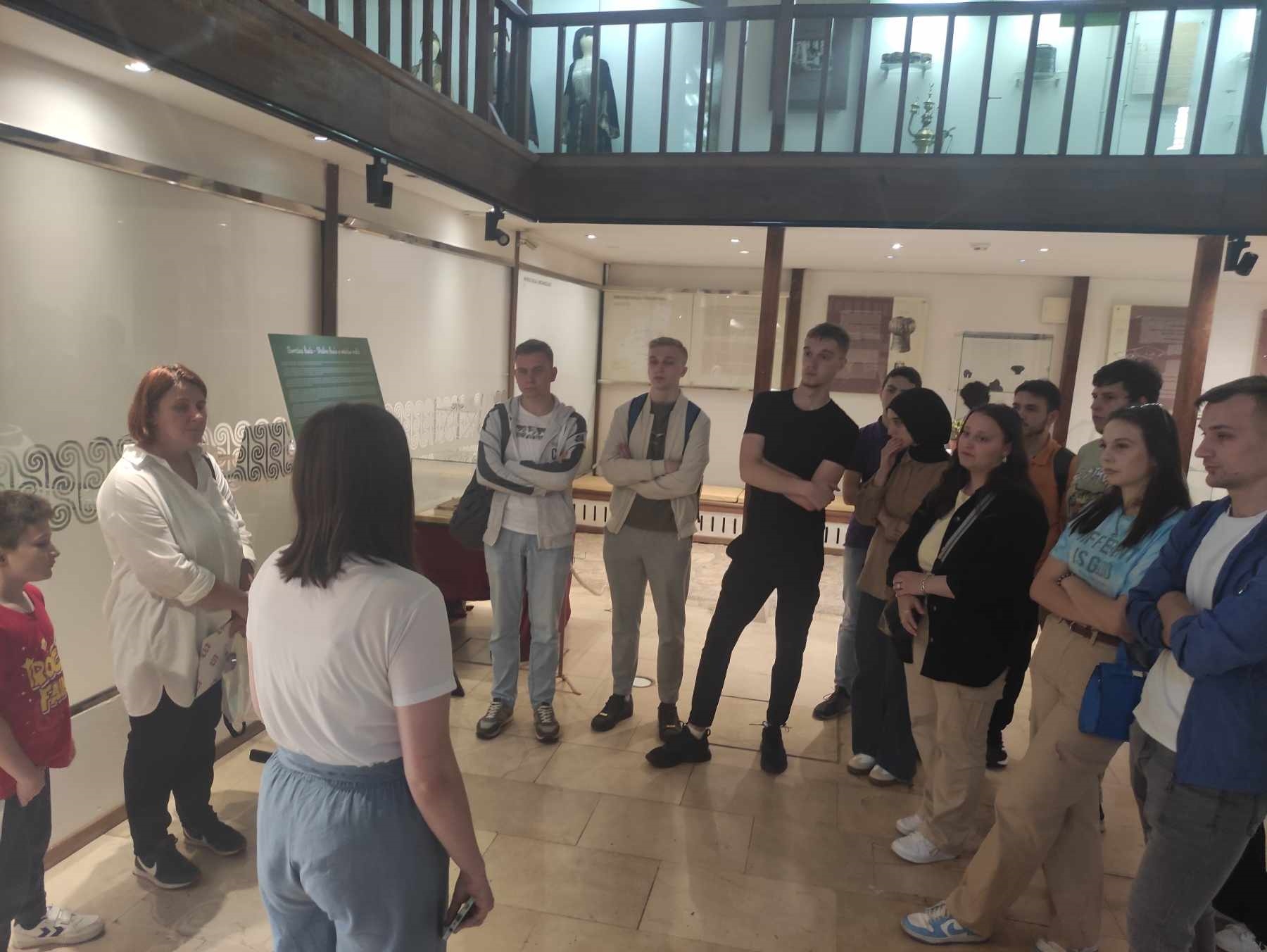 Brusa bezistan posjetili su studenti I godine Odsjeka za historiju Filozofskog fakulteta u Sarajevu, u pratnji više asistentice Melise Forić Plasto i višeg asistenta Almira Pece
