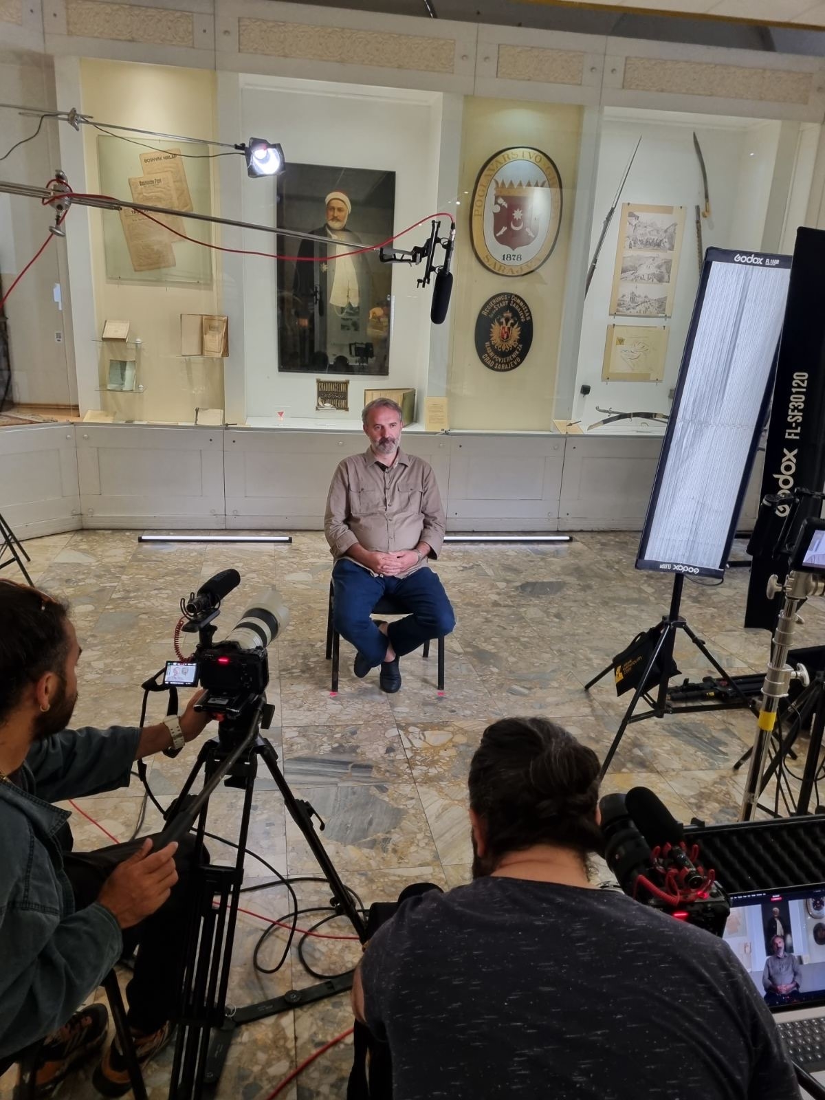 U sklopu velikog dokumentarnog projekta od 13 dijelova pod nazivom “Duž Dunava”, TRT  documentary (Turska radio televizija – Kanal dokumentarnog filma) je izrazio želju da bogatu historiju Bosne i Hercegovine i posebno grada Sarajeva, snimi kroz prizmu Muzeja Sarajeva i riječi našeg arheologa i muzejskog savjetnika Adnana Muftarevića.