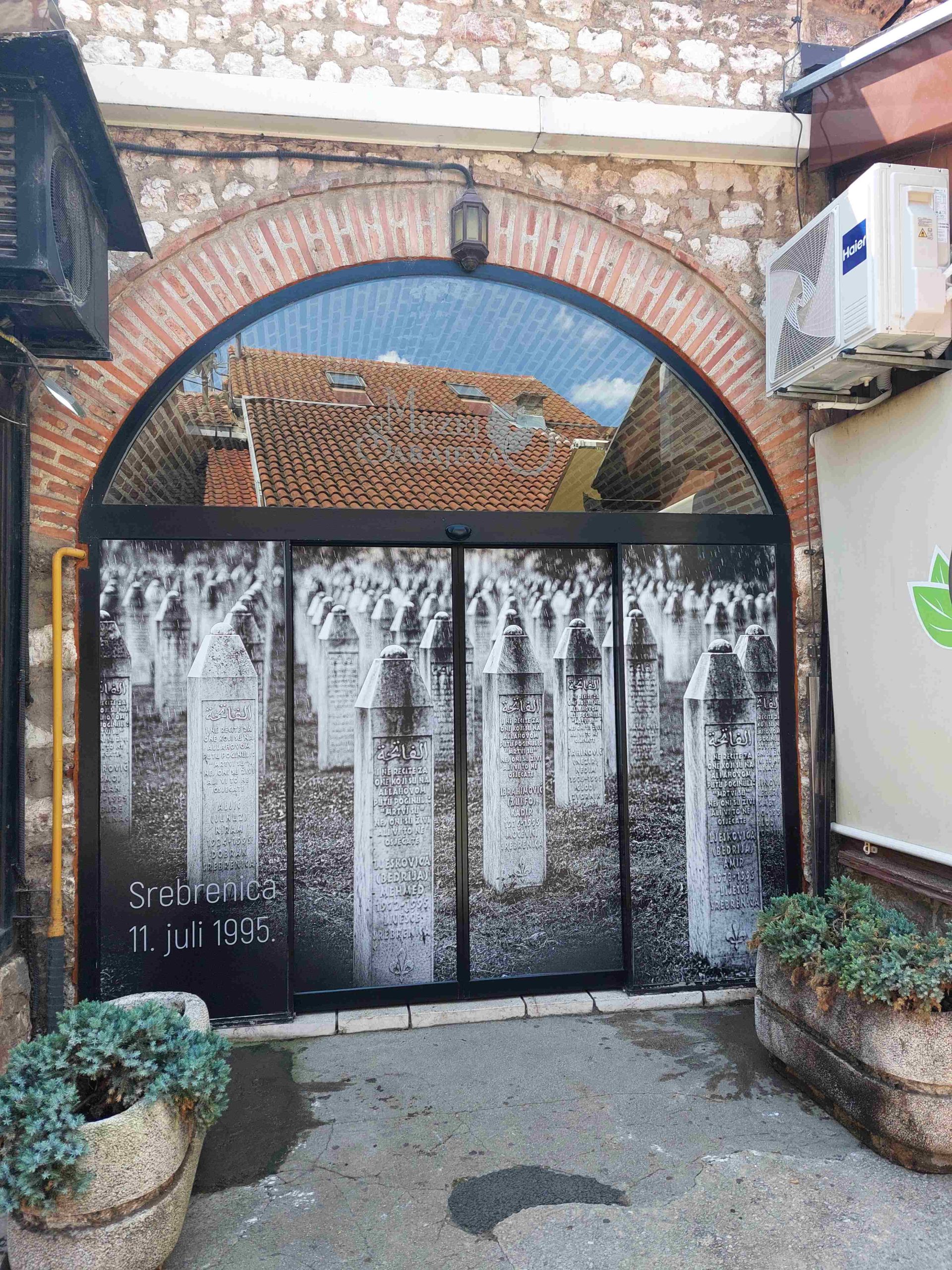 Na glavni ulaz Brusa bezistana postavljen je wall paper poster sa fotografijom nagrađenog bh. fotografa Velije Hasanbegovića