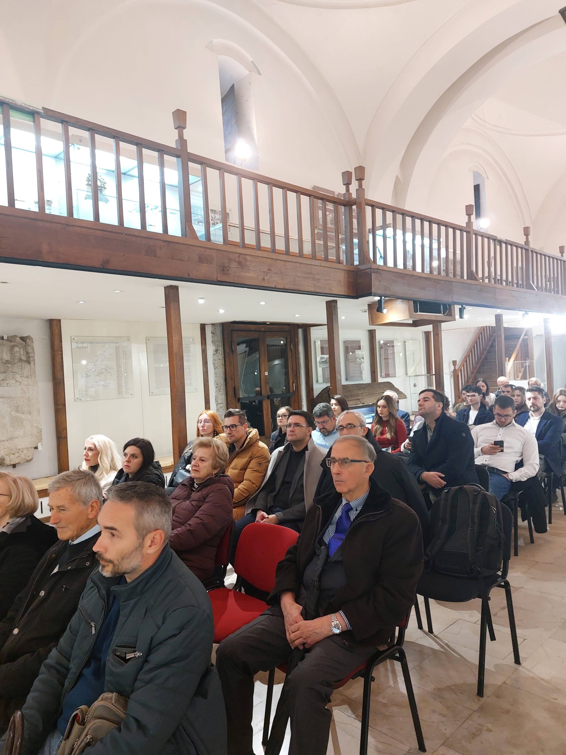 Danas je u Brusa bezistanu, depandansu Muzeja Sarajeva, održana svečana akademija povodom obilježavanja 10 godina od osnivanja Udruženja za proučavanje i promociju ilirskog naslijeđa i drevnih i klasičnih civilizacija Bathinvs