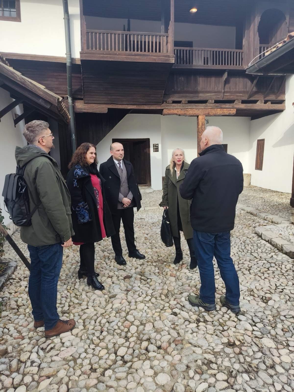 Federalna ministrica obrazovanja i nauke, prof. dr. Jasna Duraković, u pratnji savjetnika Benjamina Hedžića, posjetila je Muzej Sarajeva i Kantonalni zavod za zaštitu kulturno-historijskog i prirodnog naslijeđa.
