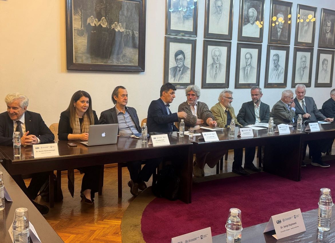 Naučni simpozij pod nazivom Srbija i Bosna u savremenim vidicima: uz knjige Marka Attile Hoarea “Serbia: a Modern History” i “The History of Bosnia: from the Middle Ages to the Present Day” održan je 14. maja 2025. godine u Sali senata Rektorata Univerziteta u Sarajevu.