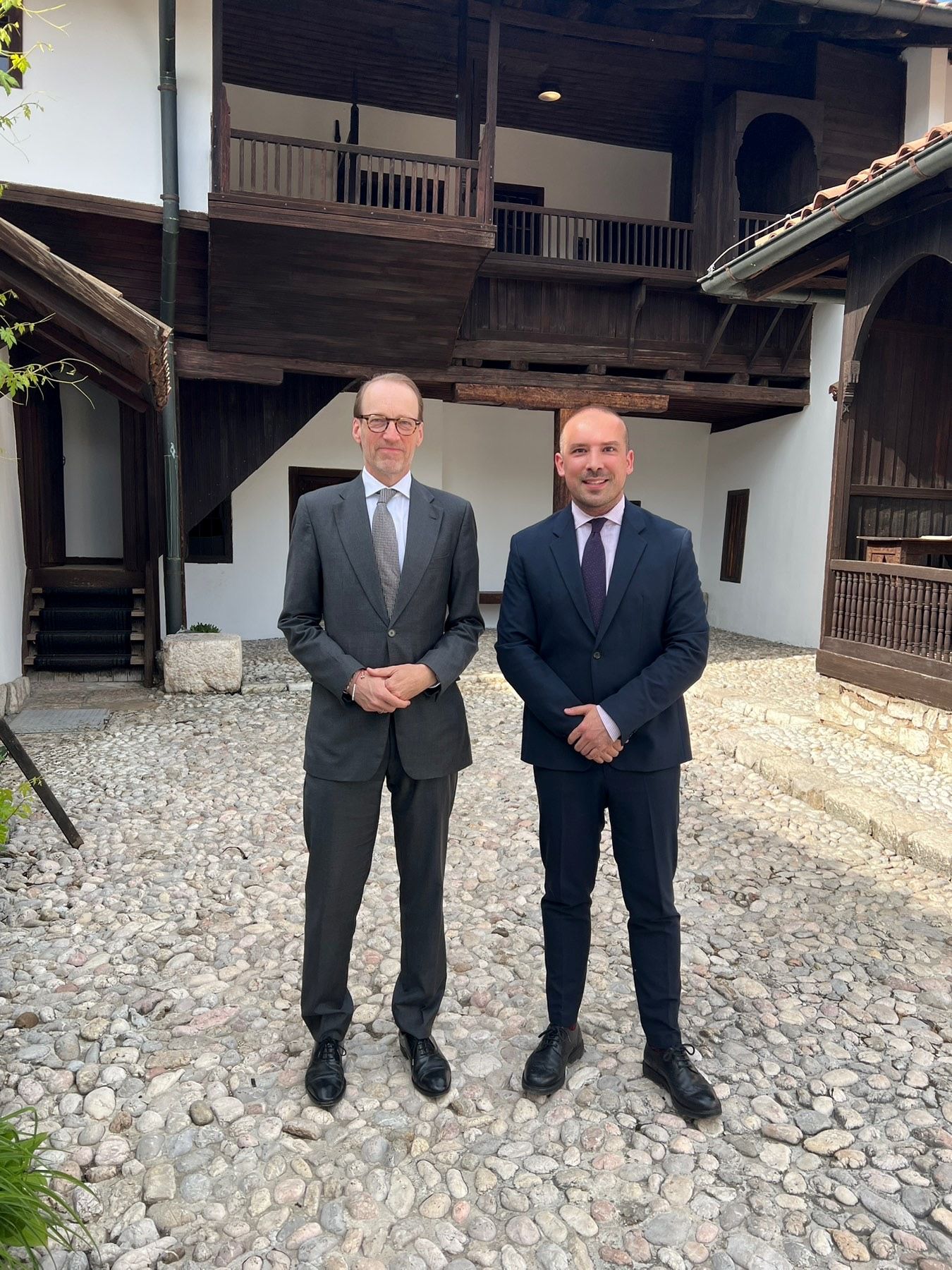 Nj.E. Mag. Georg Diwald, ambasador Republike Austrije u Bosni i Hercegovini, posjetio je Svrzinu kuću u pratnji Borisa Trapare, direktora Kantonalnog zavoda za zaštitu kulturno-historijskog i prirodnog naslijeđa Sarajeva.