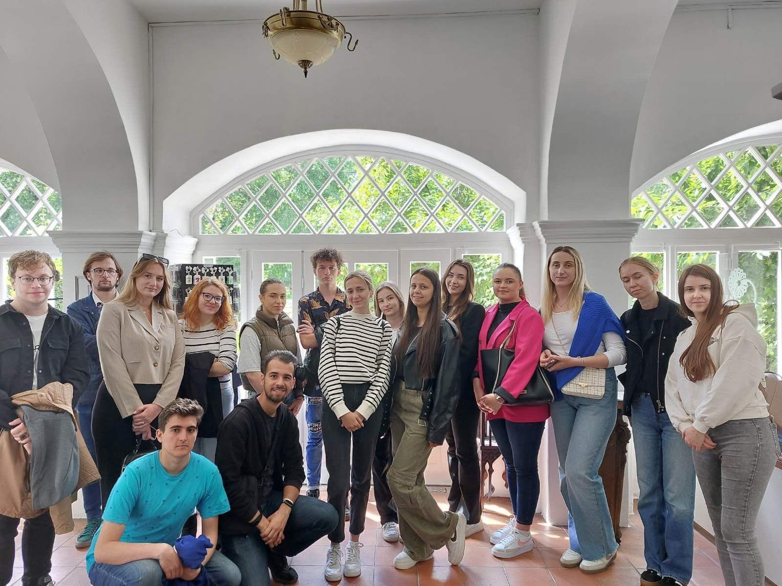 JU Muzej Sarajeva je sa zadovoljstvom uspostavio saradnju s Prirodno-matematičkim fakultetom Univerziteta u Sarajevu. Potpisivanjem Sporazuma o poslovnoj saradnji, otvoren je prostor za zajedničke aktivnosti u oblasti obrazovanja, s posebnim naglaskom na stručno usavršavanje studenata kroz neposredan kontakt s kulturno-historijskim naslijeđem grada.