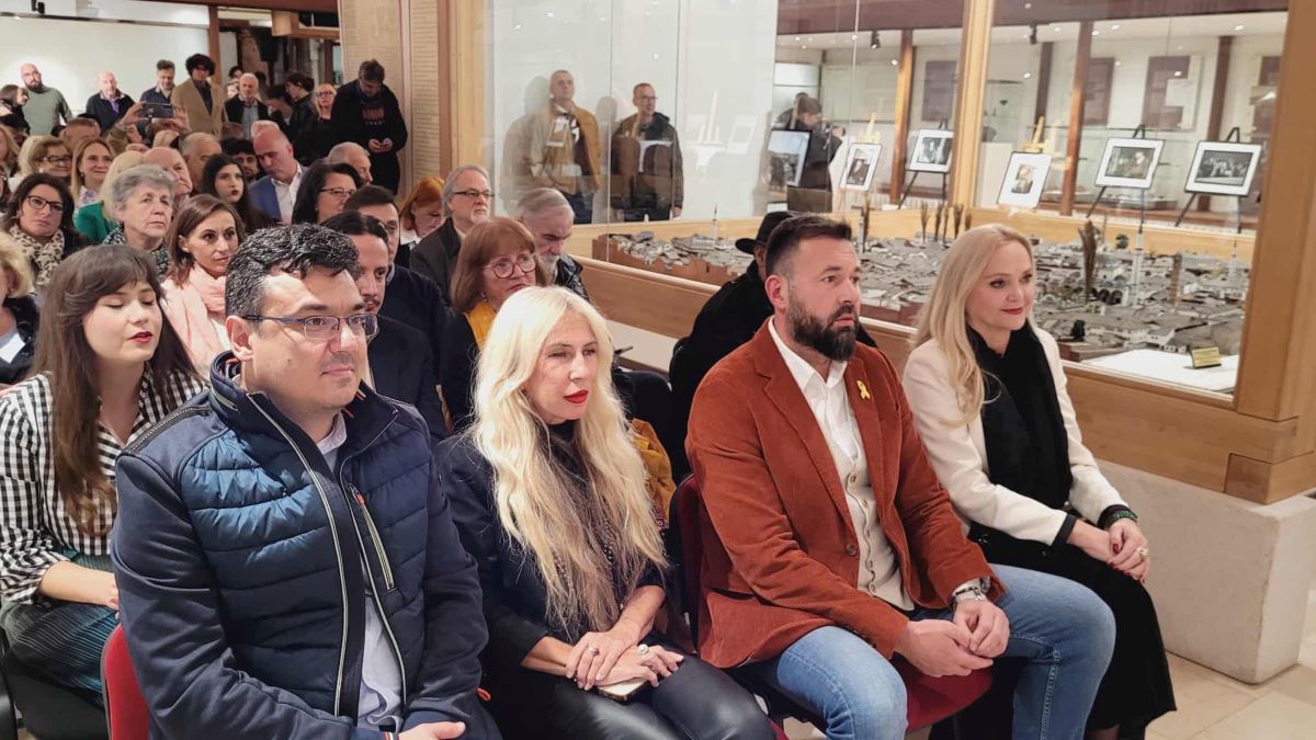 Sinoć je otvorenjem izložbe „Sidran: fragmenti iz života“ i svečanim programom u Brusa bezistanu započeo Festival kulture „Sidranovi dani“.