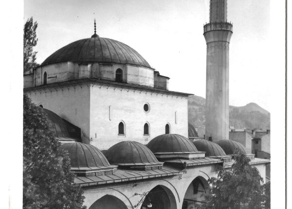 1509 - NH - Pogled na kupole I unutrašnje dvorište Begove džamije