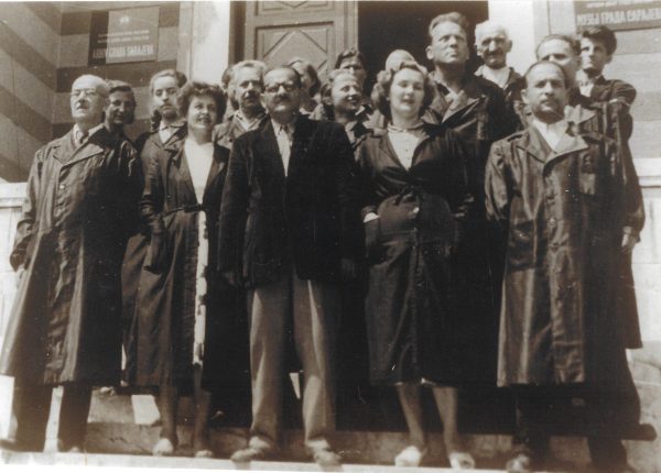 2428 - Fotografija uposlenika Muzeja grada Sarajeva sa direktorom Ahmetom Grebom