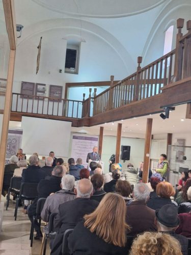 IMG-264366e07af70a5f795327bbc07d2062-V-675x900