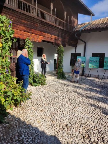 IMG-b5f4f14799698288700fa2cf9e87ba54-V-675x900