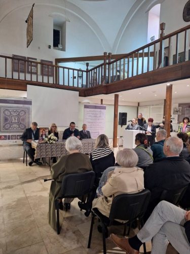 IMG-c97af86fd6a271829cd20e799d2ab664-V-675x900