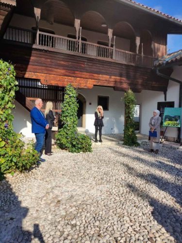 IMG-e4000f7195abd366edbee91ba4d350d3-V-675x900