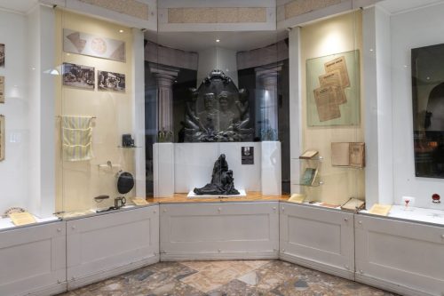 Muzej-Atentata-spomenik2