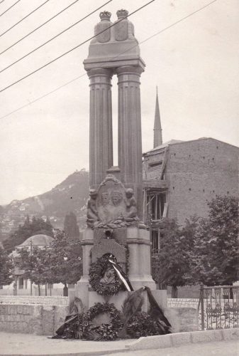 Spomenik-umorstvu-607x900