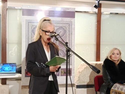 Vedra-kuca-u-mirisu-ruza-648x900