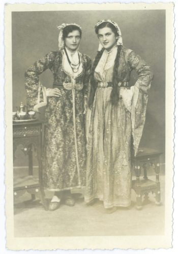 dvije-djevojke-u-anterijama