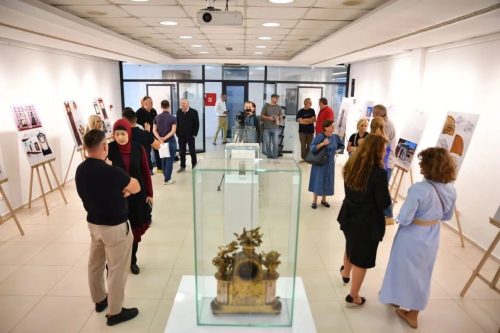 izlozba-satovi-u-novom-gradu