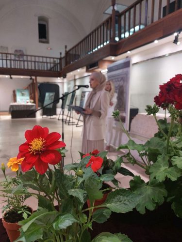 izlozba-vedra-kuca-u-mirisu-ruza