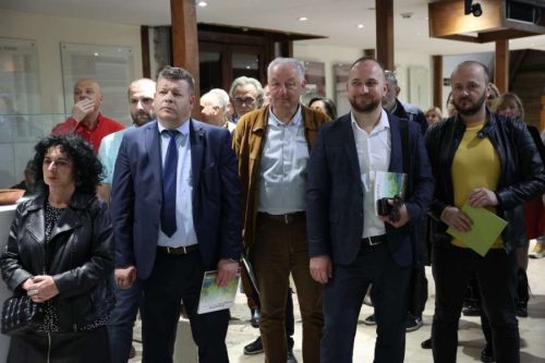 l-78796e0f7656148af21ec71f3a13c9d1-1712232710-900x600