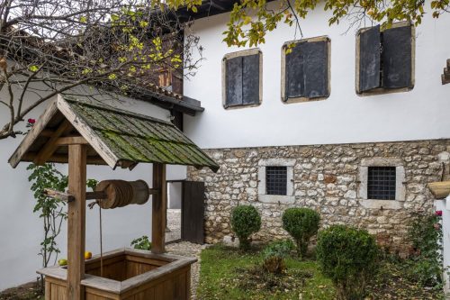 svrzina-kuca-basta-bunar